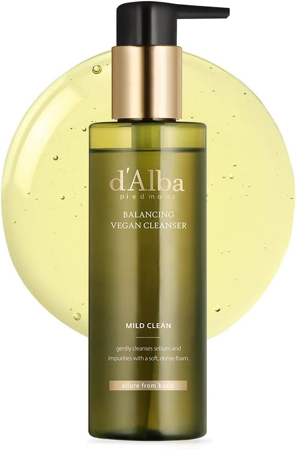 Flacon pompe d’Alba Balancing Vegan Cleanser, nettoyant fluide vert olive foncé.