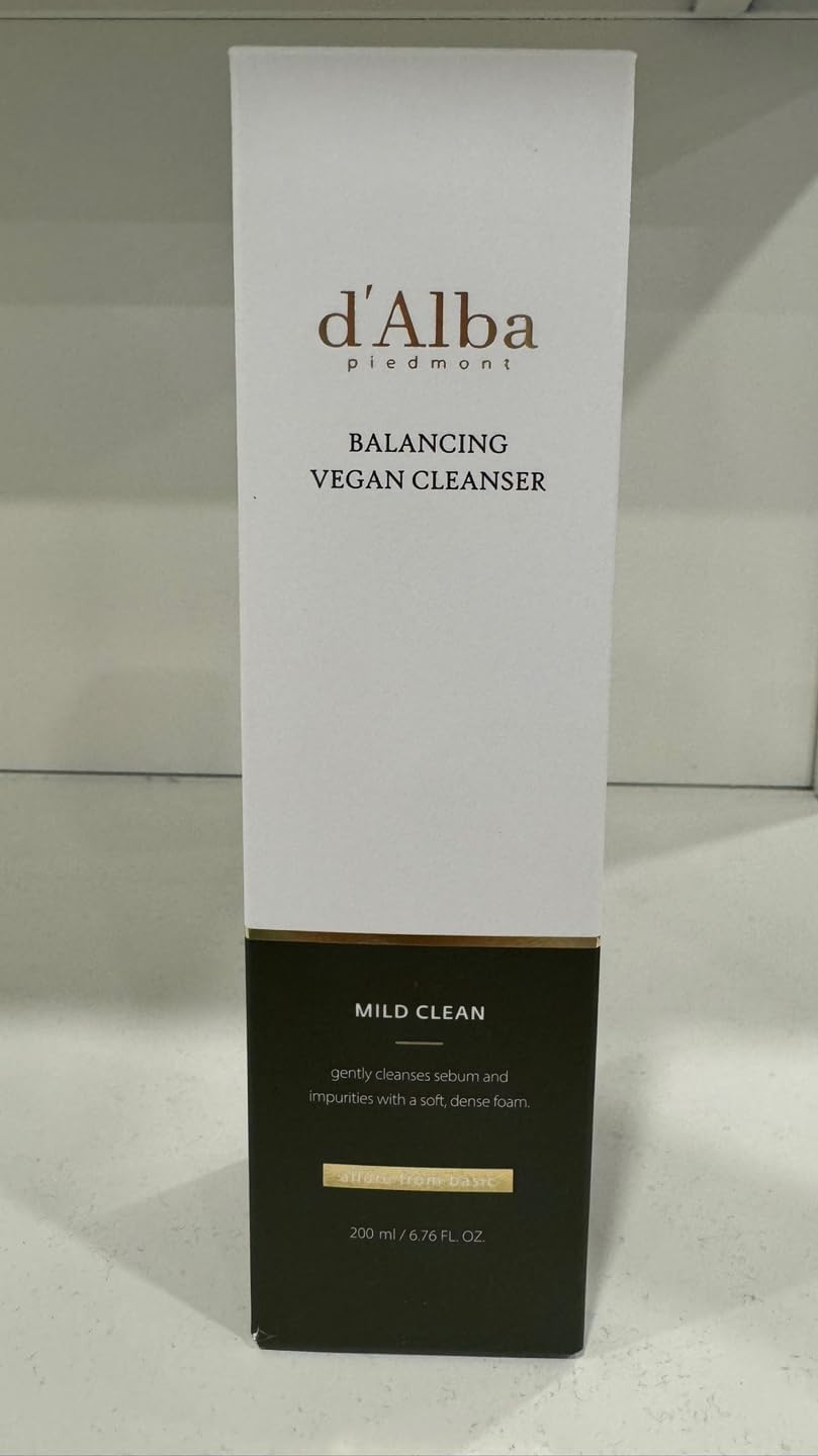 Boîte d’Alba Balancing Vegan Cleanser, format vertical, face avant et socle noirs.