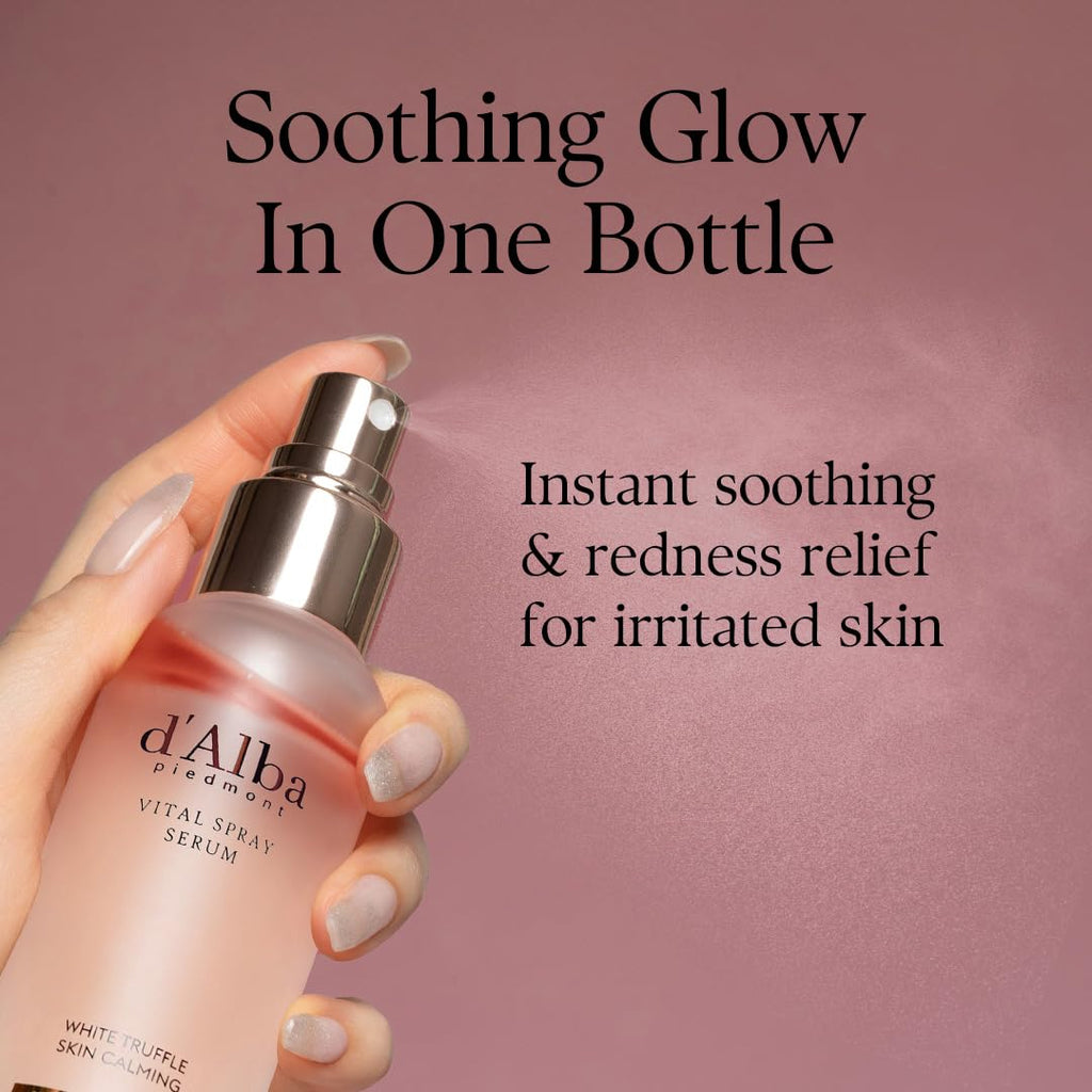 Flacon spray visage d’Alba tenu par une main, bouchon argenté, liquide rosé.