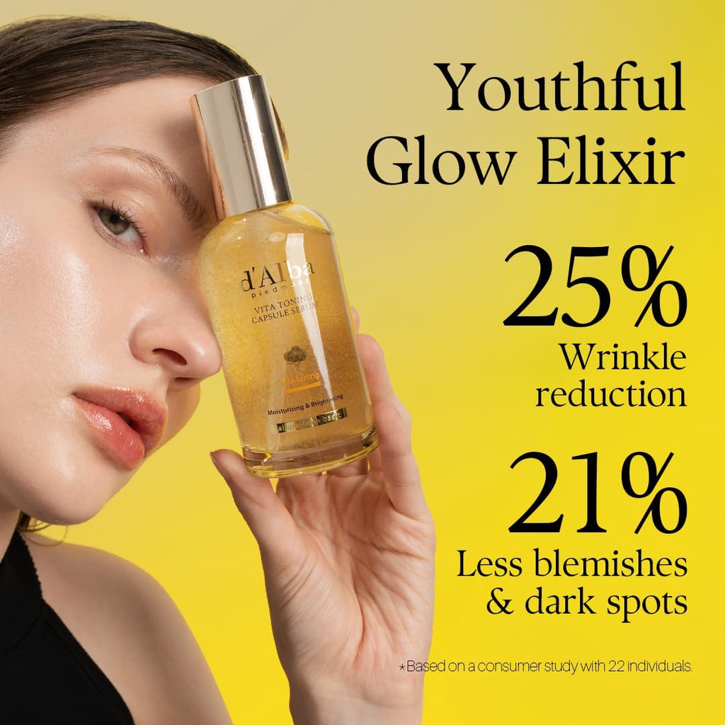 Flacon de sérum en main, femme appliquant l’élixir à bouchon doré
