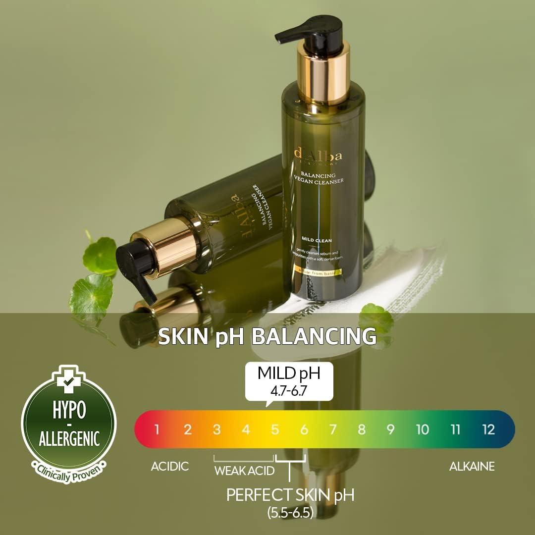 Bouteille pompe d’Alba Vegan Cleanser vert olive, flacon de nettoyant pour le visage.