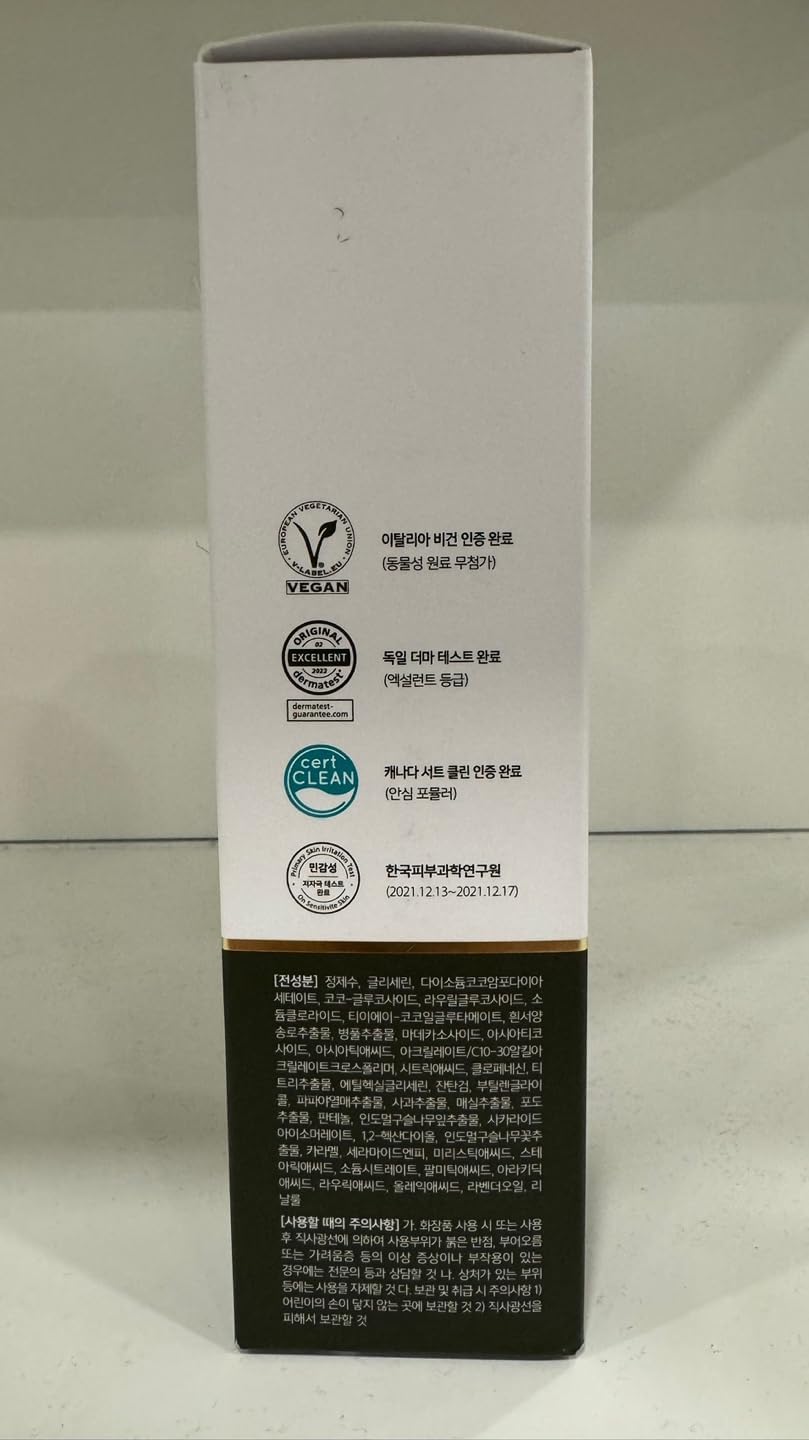 Boîte verticale d’Alba Balancing Vegan Cleanser avec badges et texte sur fond clair.