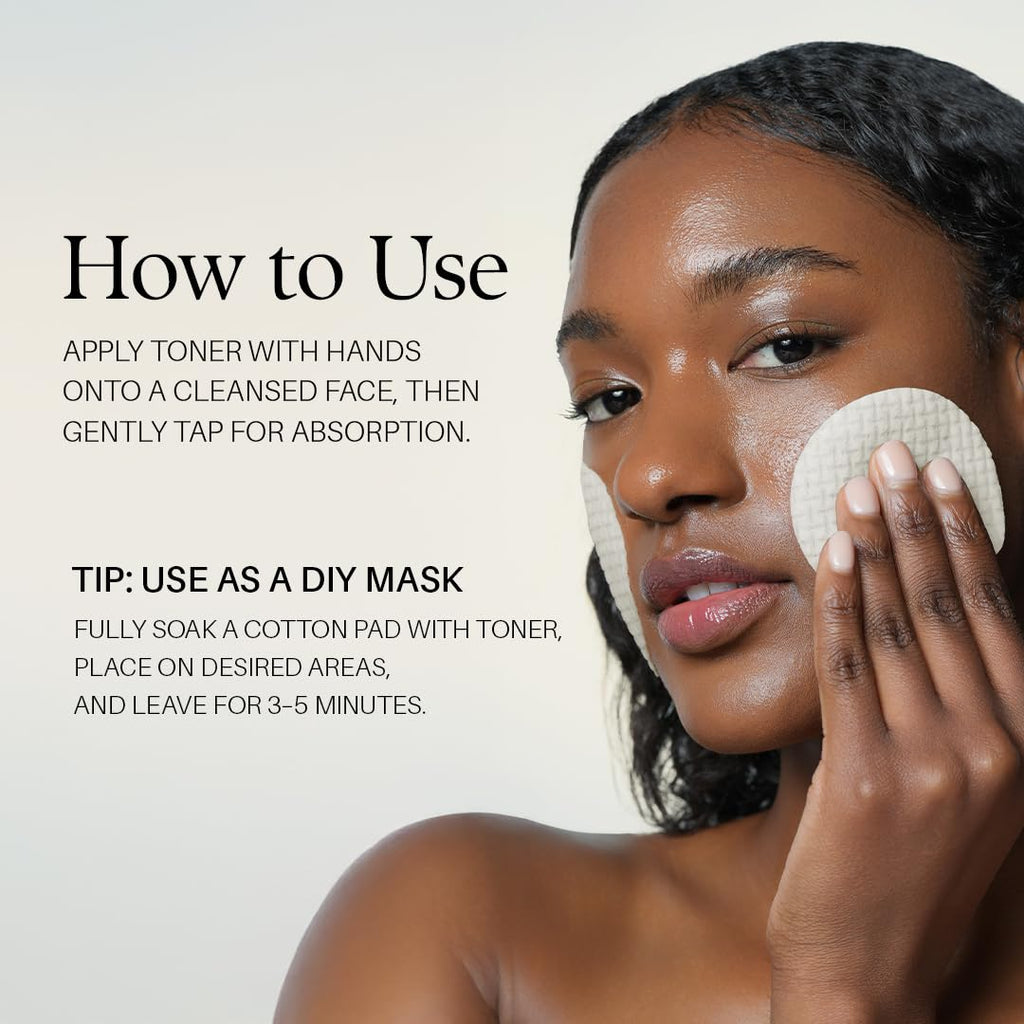 Bouteille de sérum tonique d'Alba Vita Toning et application au coton sur le visage