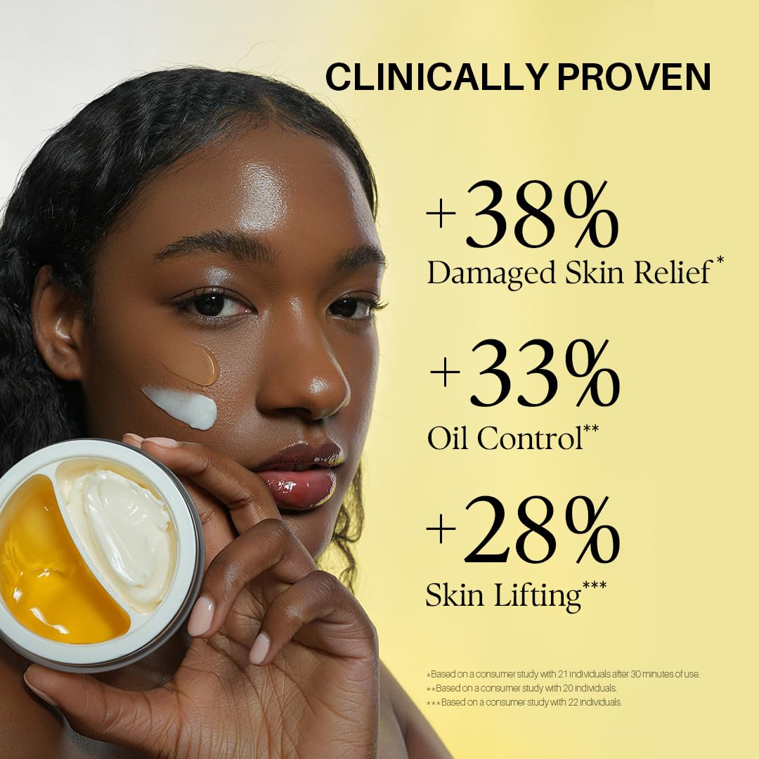 Pot de crème d’Alba près du visage, crème blanche appliquée sur la peau