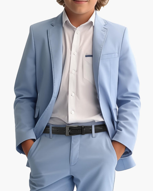 Ceinture en cuir enfant noire avec boucle rectangulaire, portée avec costume bleu