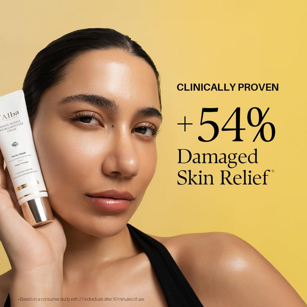 Tube de crème d'Alba, étui blanc et or, tenu près du visage