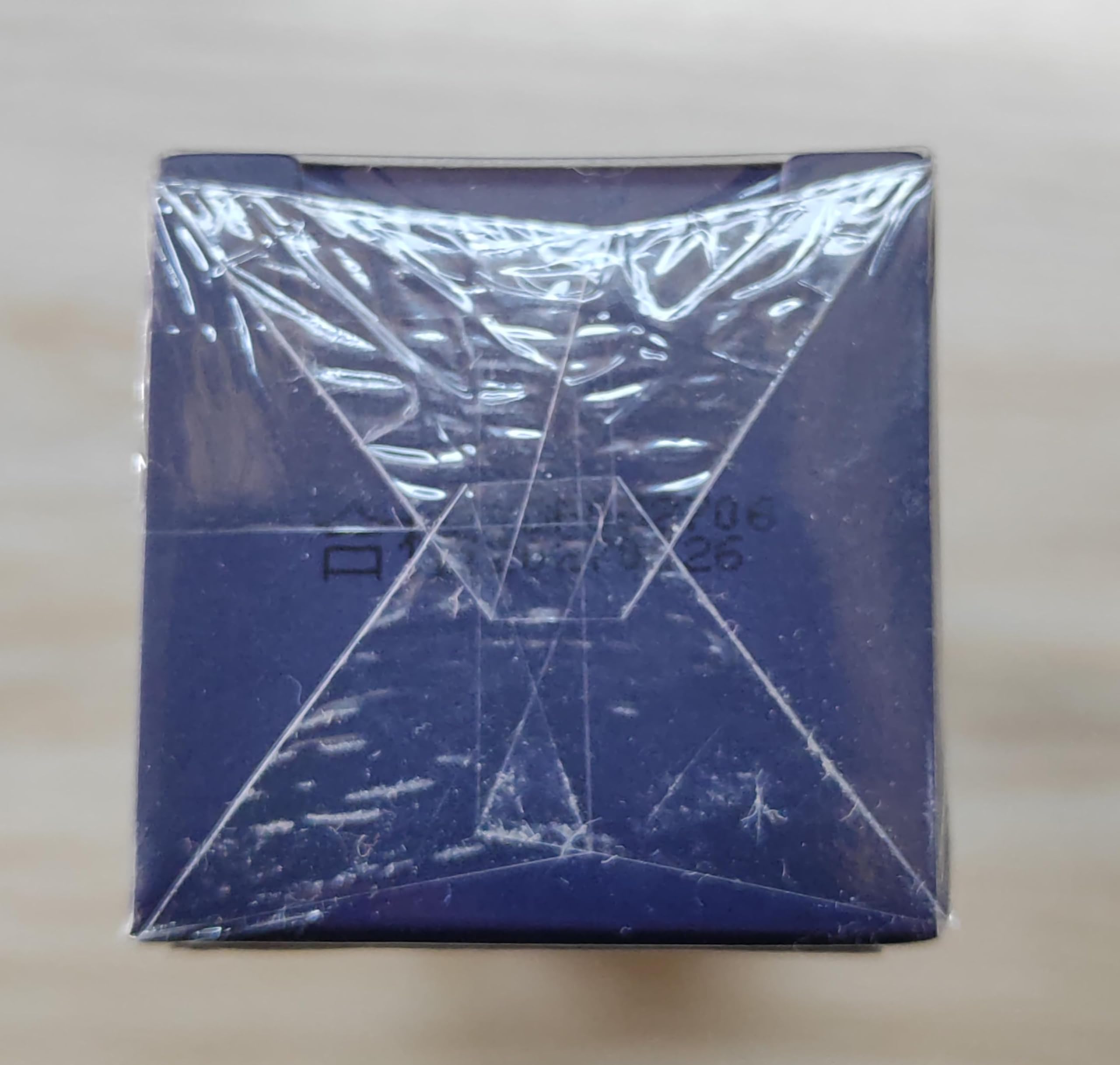 Boîte scellée RAZUYEN, emballage plastique froissé.