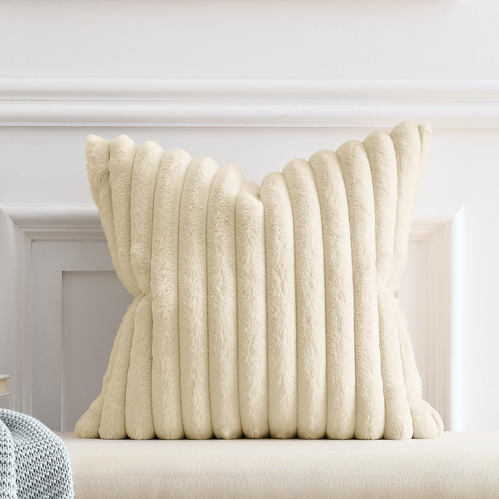 Housse de coussin décorative en fausse fourrure crème, rayures verticales, 16×16 po.