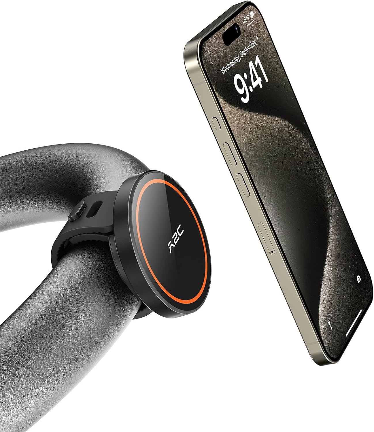 Support de téléphone MagSafe noir avec anneau orange, vue rapprochée du téléphone.