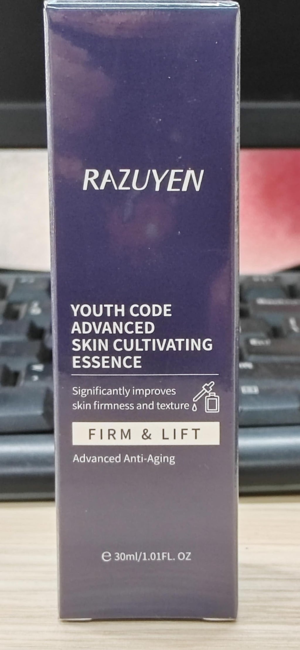 Boîte de sérum RAZUYEN Youth Code Advanced Skin Cultivating Essence.