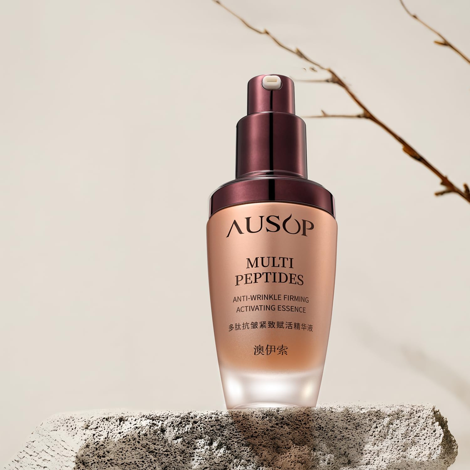 Flacon de sérum visage AUSOP Multi Peptides avec pompe, posé sur surface granuleuse