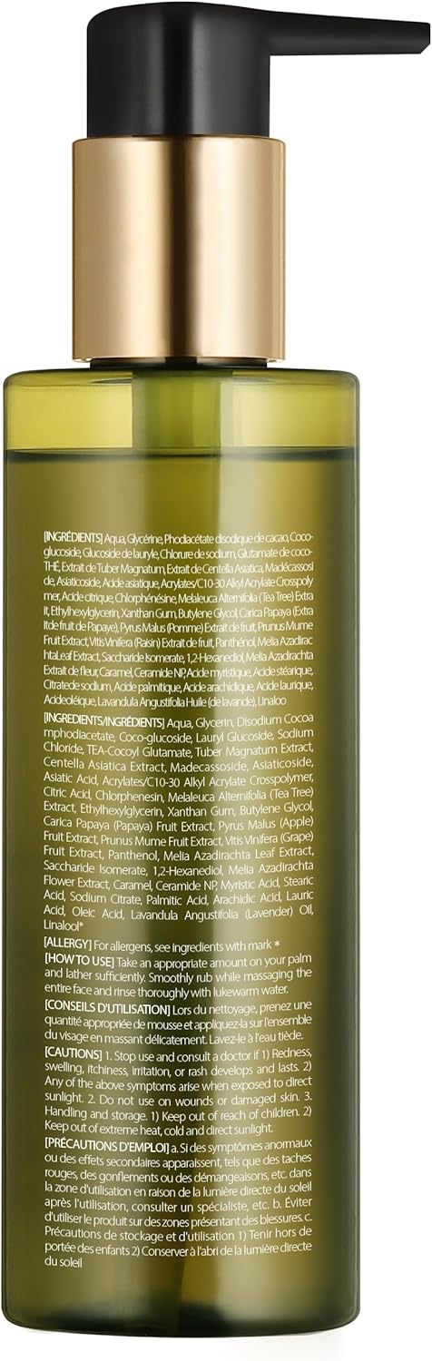 Flacon d’Alba Vegan Cleanser à pompe, étiquette au dos sur fond vert olive.