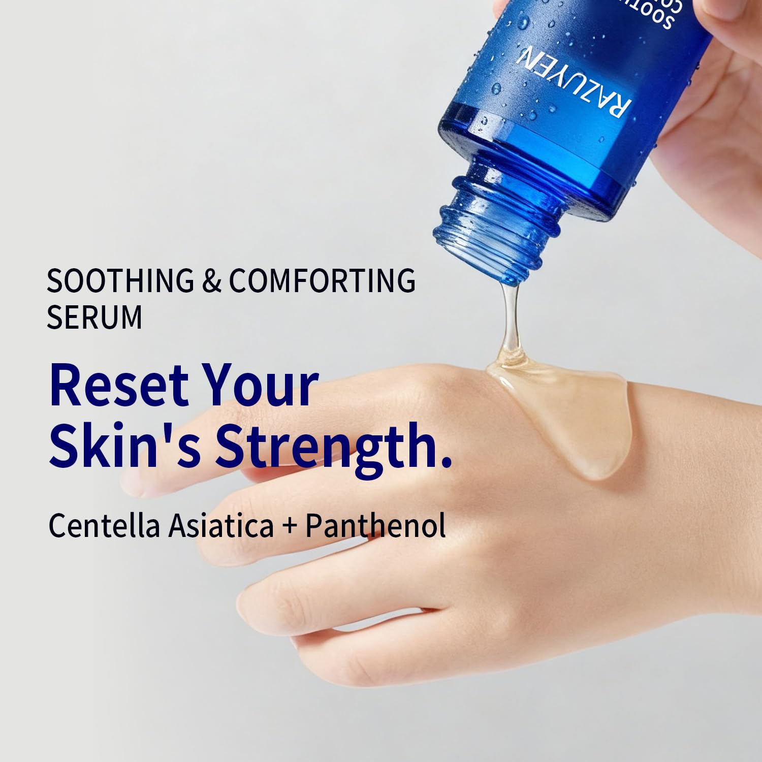 Sérum visage RAZUYEN bleu versé sur la peau avec une main