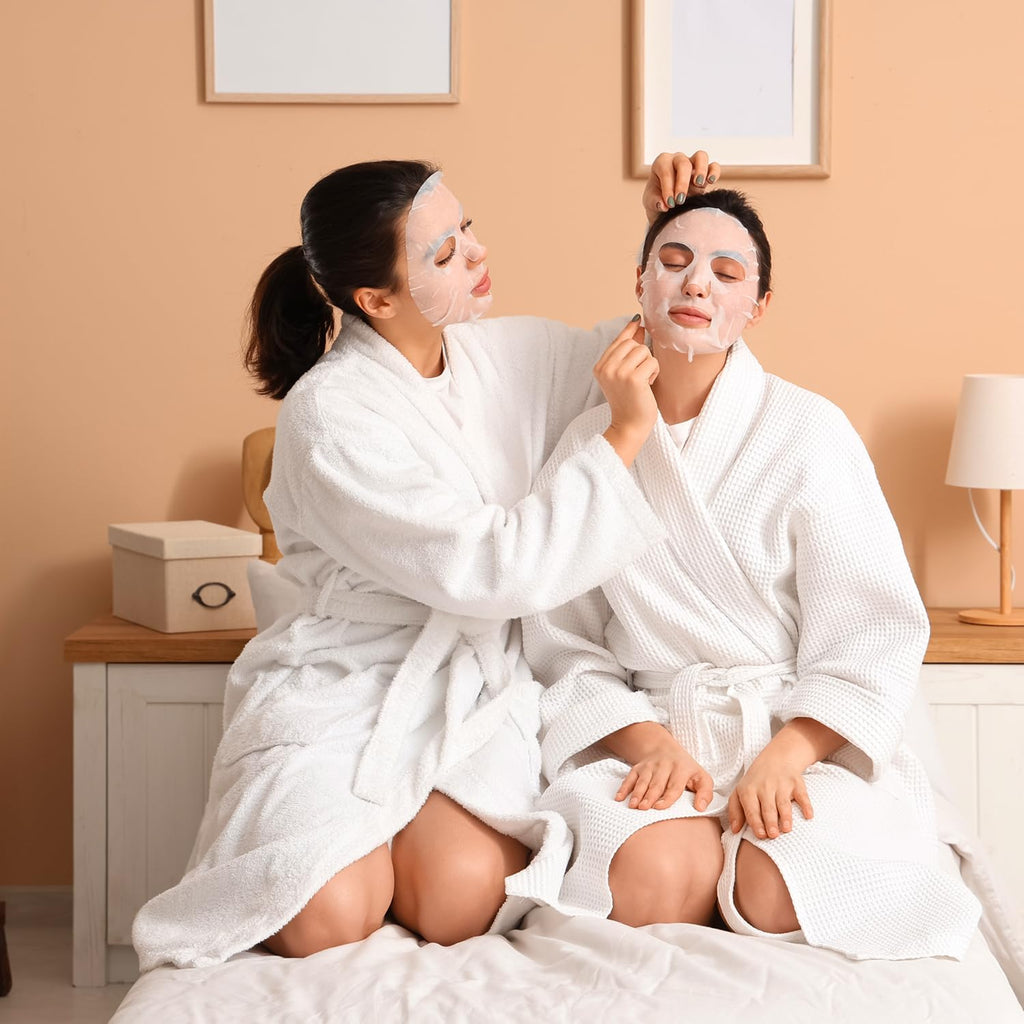 Masques en tissu sur le visage de deux personnes, séance spa à deux