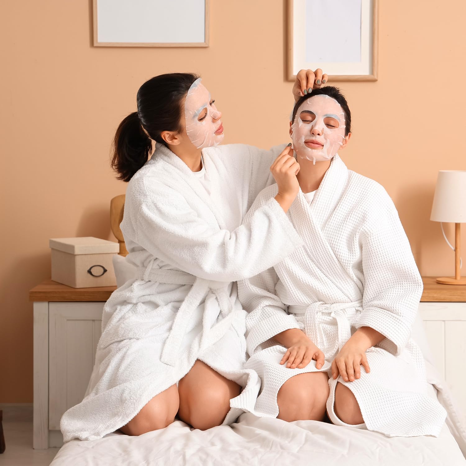 Masques en tissu sur le visage de deux personnes, séance spa à deux